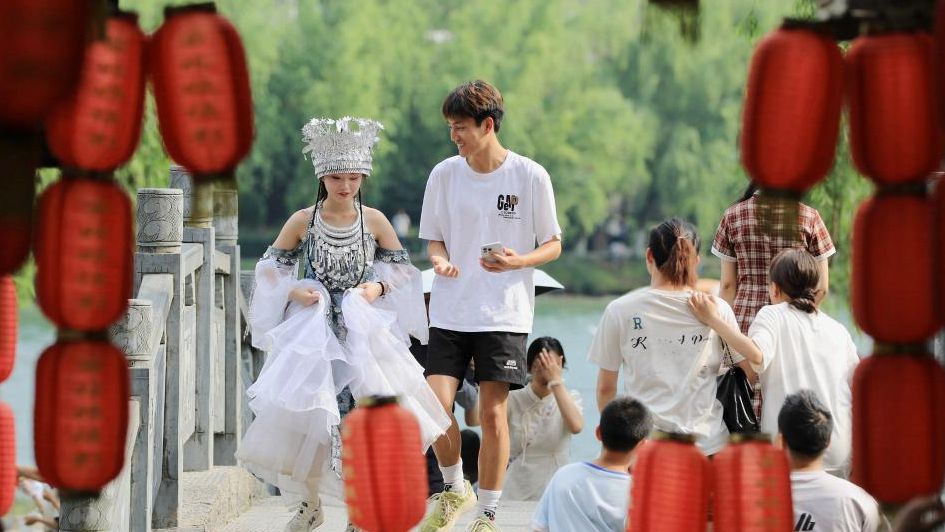 People across China enjoy May Day holiday in various ways