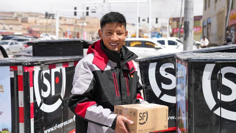 Pic story of courier in Nagqu, China's Xizang