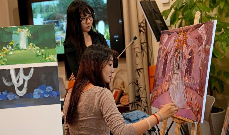 Chinese-style handicraft studio helps youngsters "steal a half-day of leisure" in Shanghai