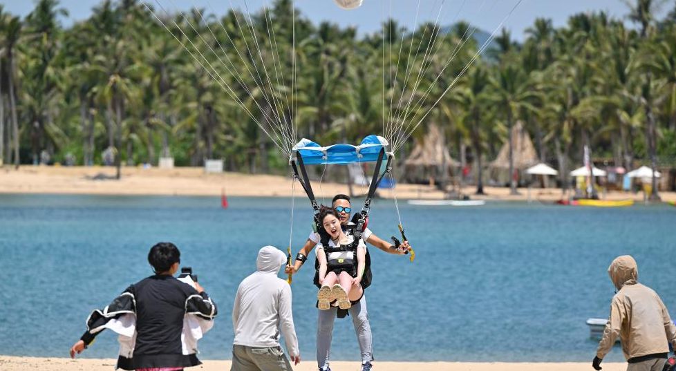 Low-altitude tourism activities become trendy among tourists in China's Hainan