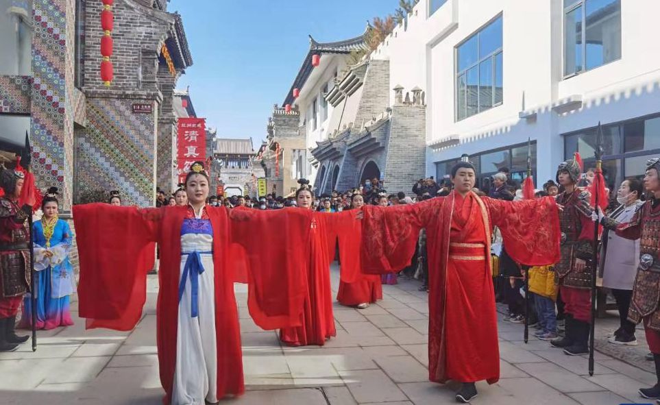 Traditional art troupes embrace scenic spots, energize cultural-tourism fusion