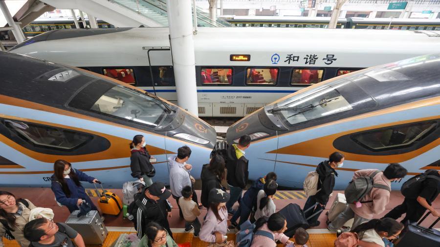 China handles 112 mln railway passenger trips during May Day holiday