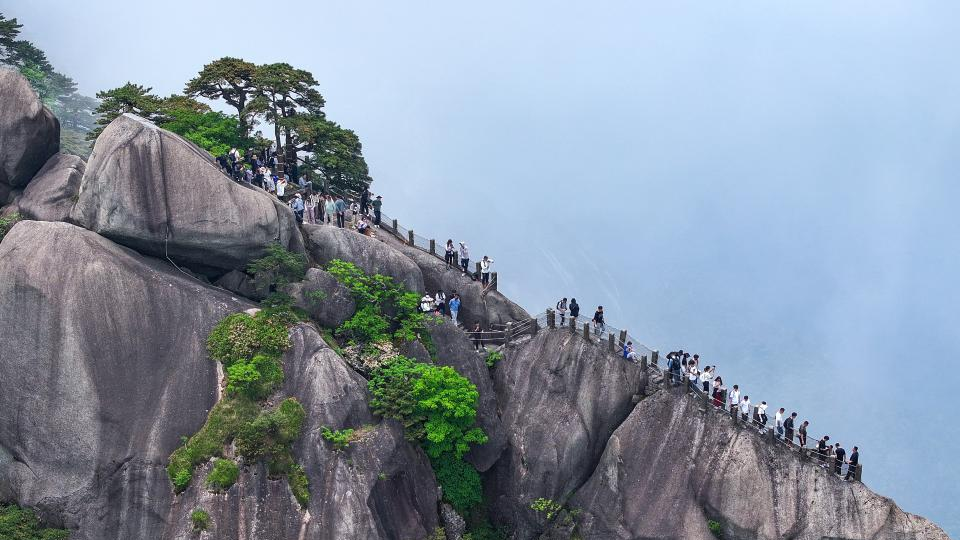 Huangshan Scenic Area highlights ecological protection while attracting visitors