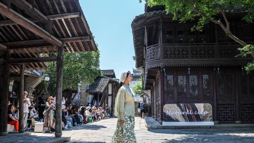 A glimpse of 2025 Puyuan Fashion Week in E China's Zhejiang