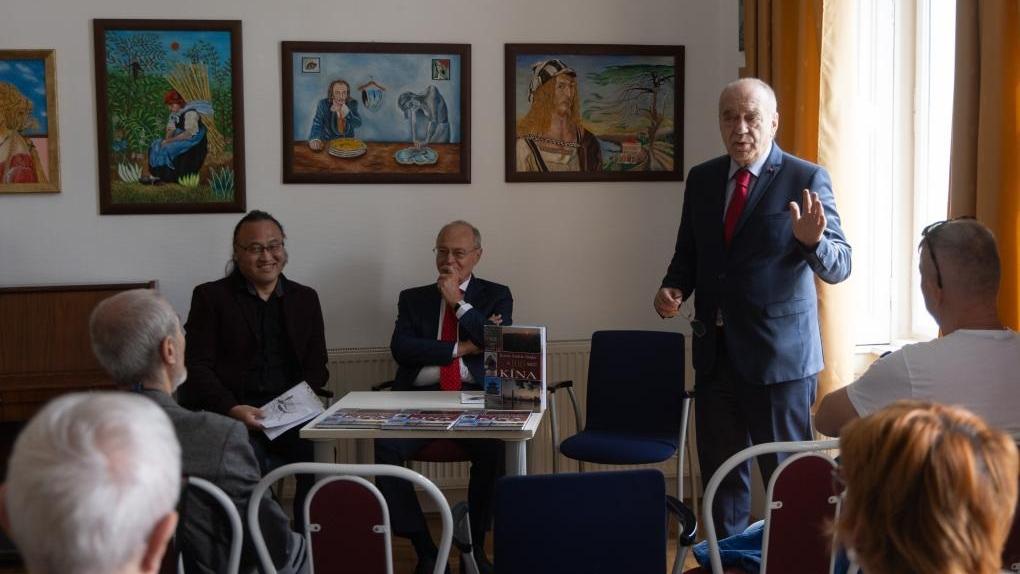 Hungarian author launches photo book offering intimate portrait of China