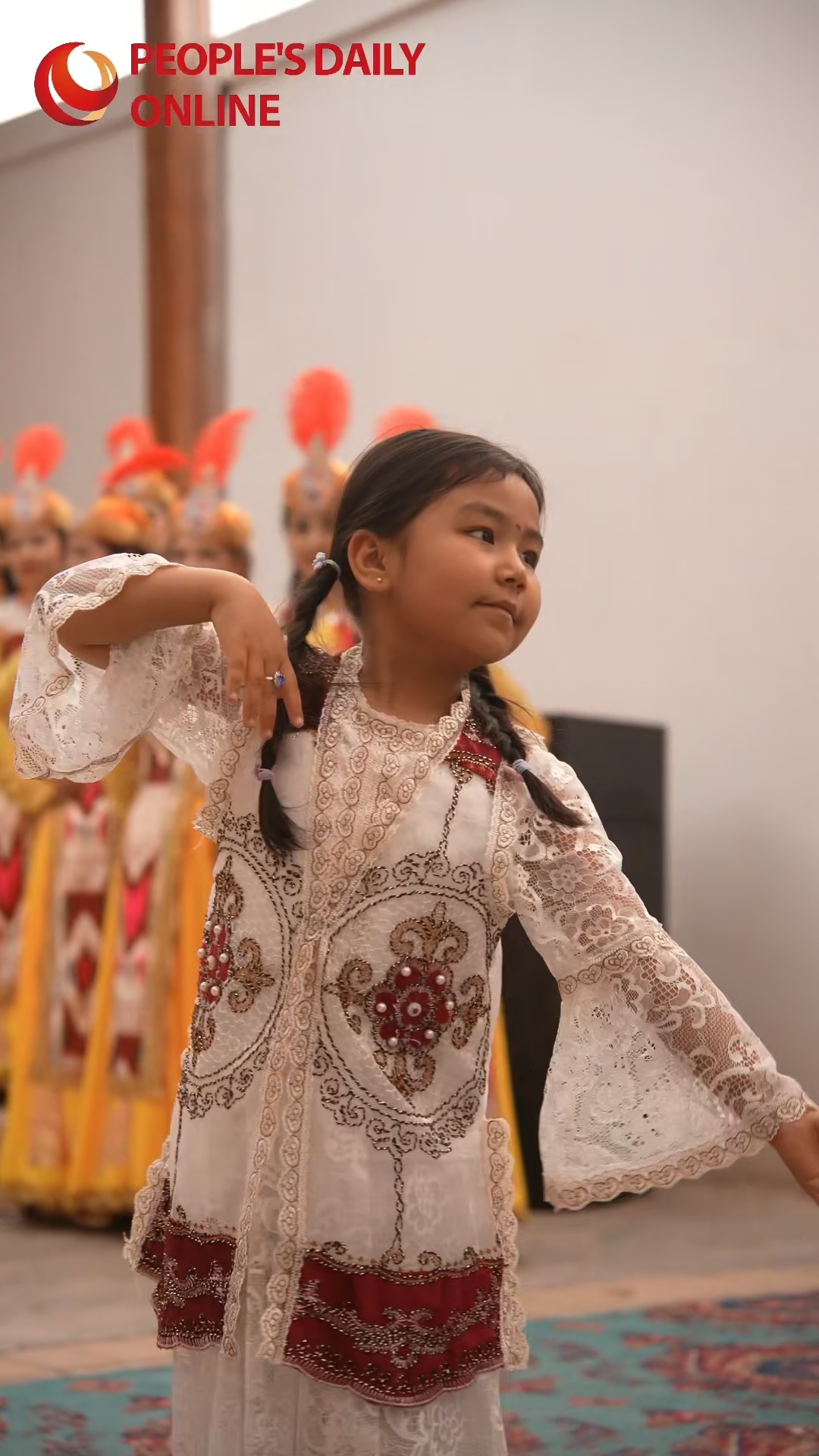 China Buzz: Int'l journalists dance with Xinjiang performers in Kuqa, NW China