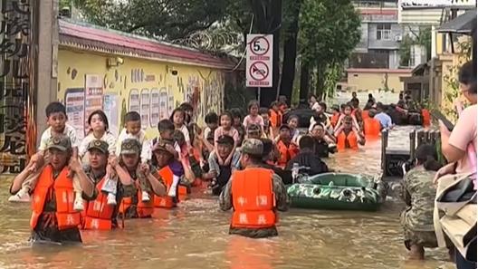 Militia forms human chain to rescue children from Laifeng flood