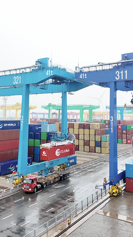 Exploring 'rainbow port' in N China's Tianjin