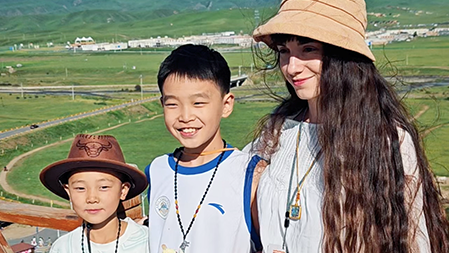 An artistic collision on the grassland