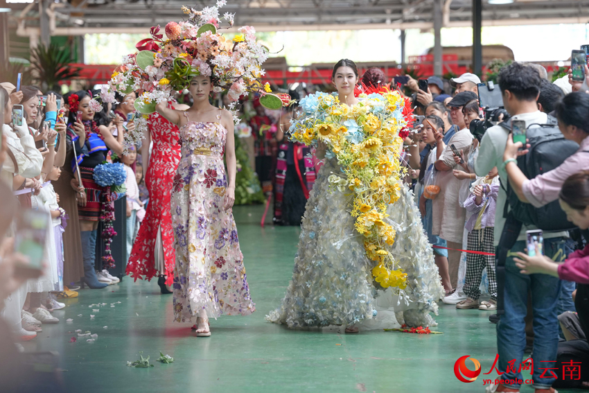 Ethnic fashion show draws enthusiastic crowds in Kunming, SW China's Yunnan