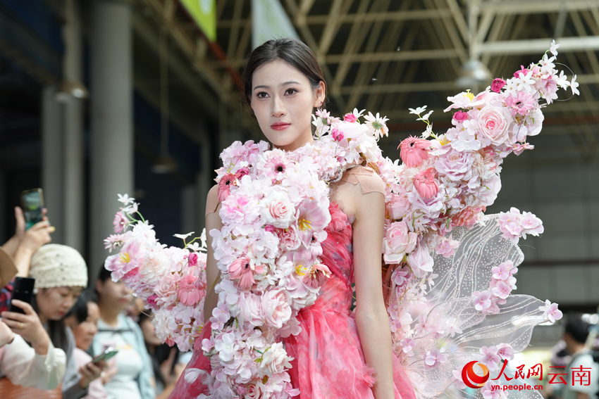 Ethnic fashion show draws enthusiastic crowds in Kunming, SW China's Yunnan