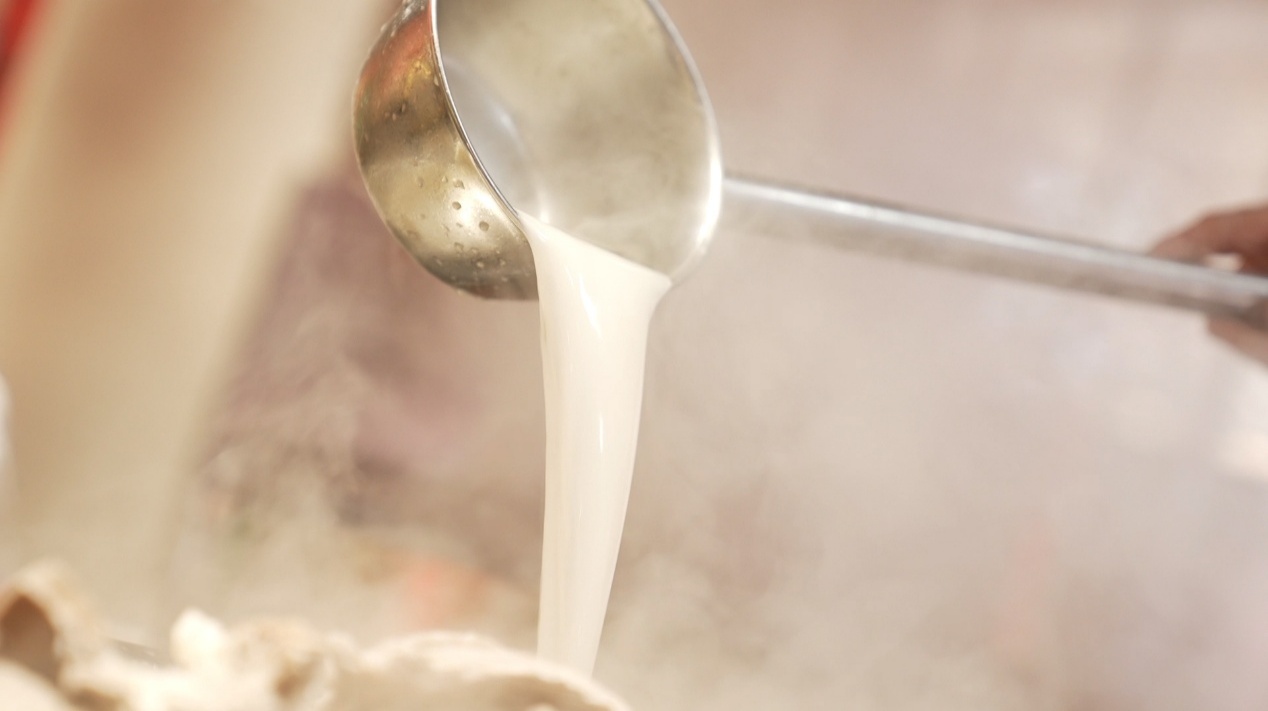 羊汤。人民网记者 苏缨翔摄