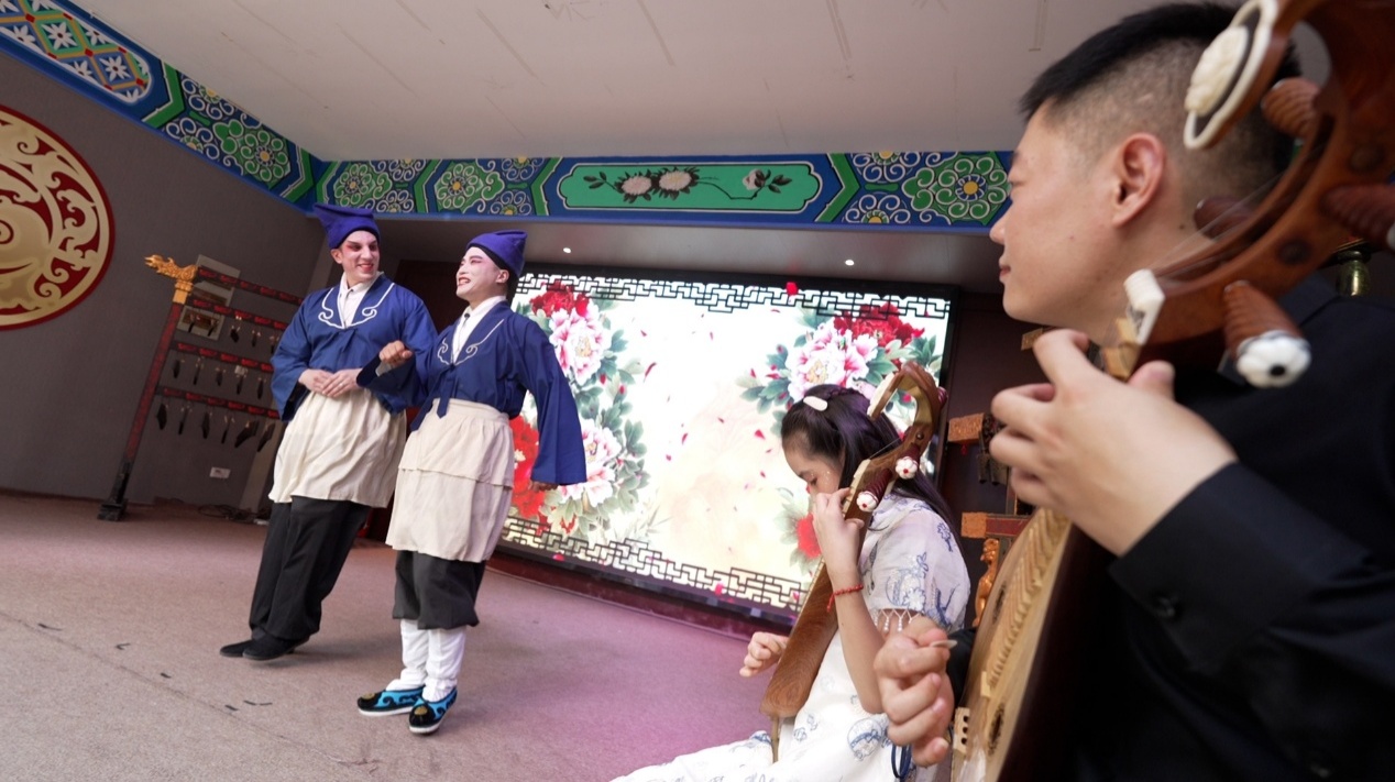 外专体验柳琴戏。人民网记者 苏缨翔摄