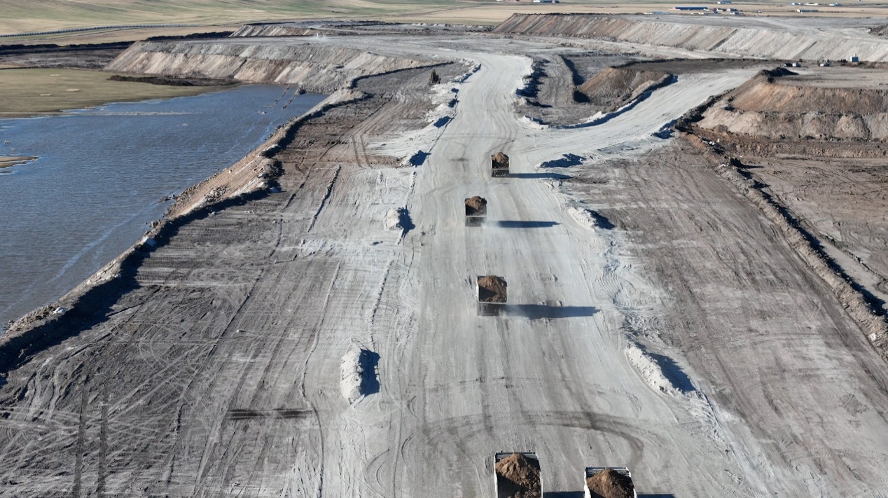 无人电动矿卡行驶在华能伊敏露天矿区。采访单位供图