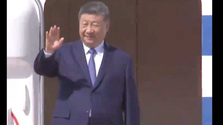 Xi receives warm welcome in Urumqi