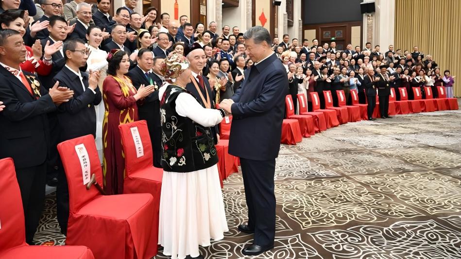 Xi meets with recipients of national medals, honorary titles in Xinjiang