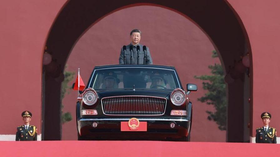 Xi reviews troops during V-Day parade