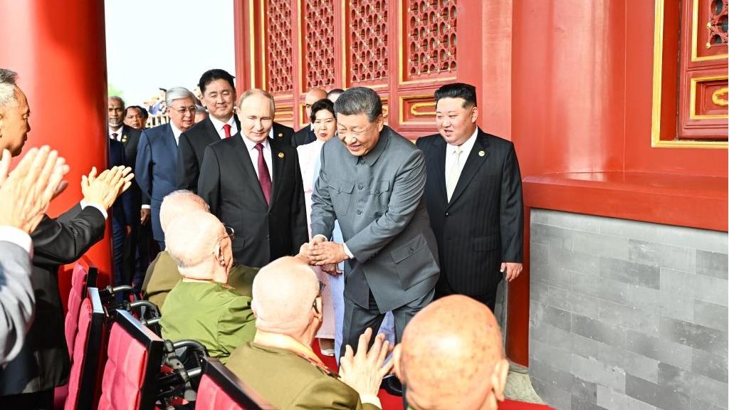 Xi greets veterans on Tian'anmen Rostrum