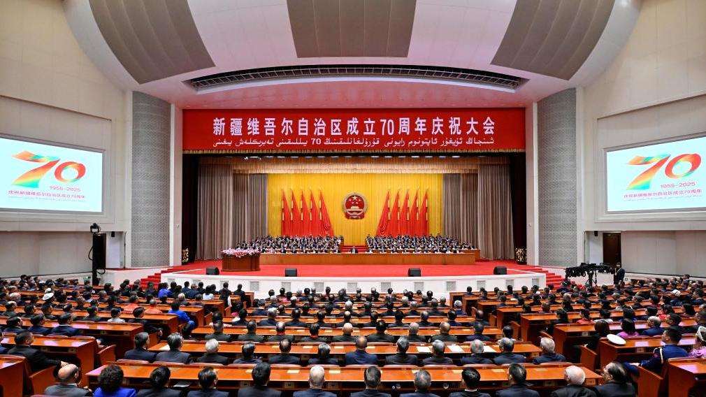 Xi attends grand gathering in celebration of Xinjiang Uygur Autonomous Region's 70th founding anniversary
