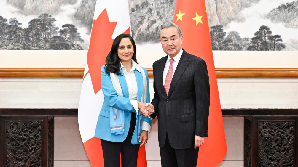 Chinese, Canadian foreign ministers pledge to improve bilateral ties