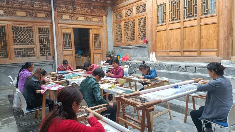 Leather embroidery creates jobs, increases incomes for women in NW China's Qinghai