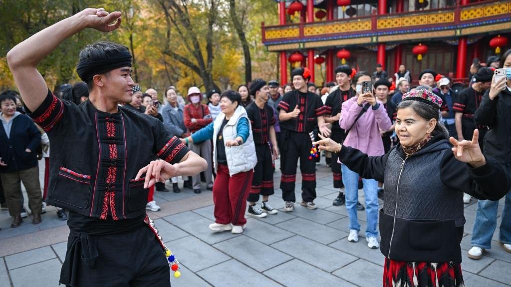 Flash mob event featuring ethnic dances held in Urumqi, China's Xinjiang