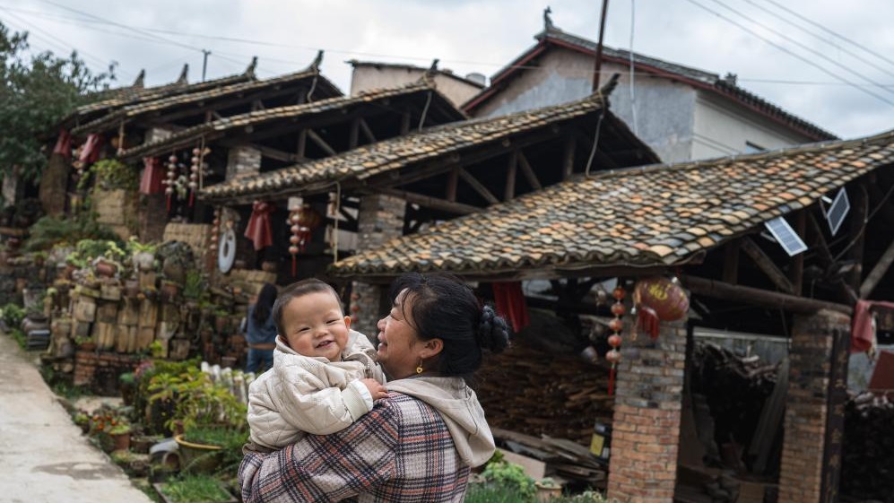 Liaohu Village of China's Yunnan boasts thousand-year pottery-making tradition