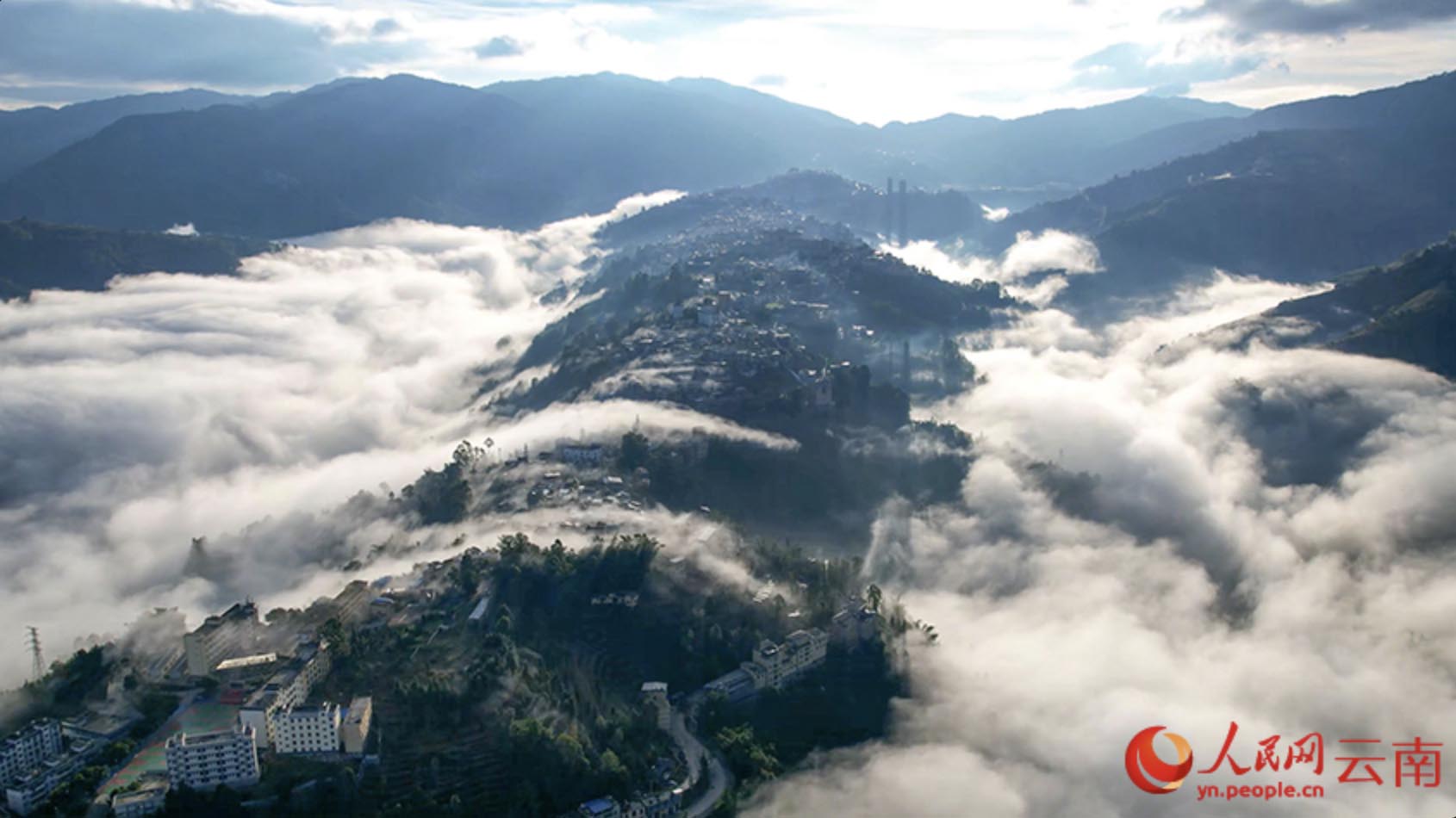 Yunnan town floats above sea of clouds