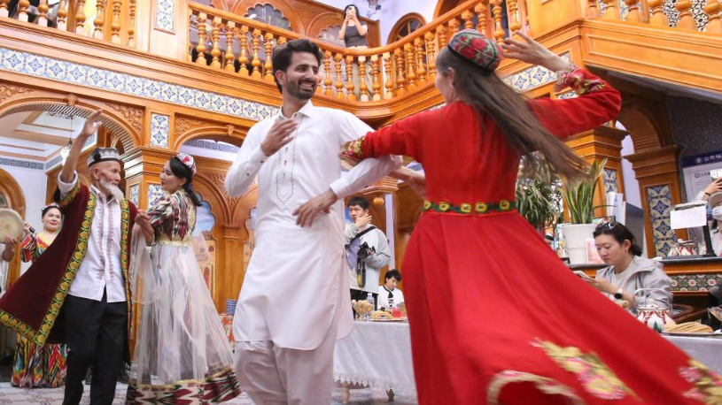 Influx of int'l tourists helps illuminate the real Xinjiang