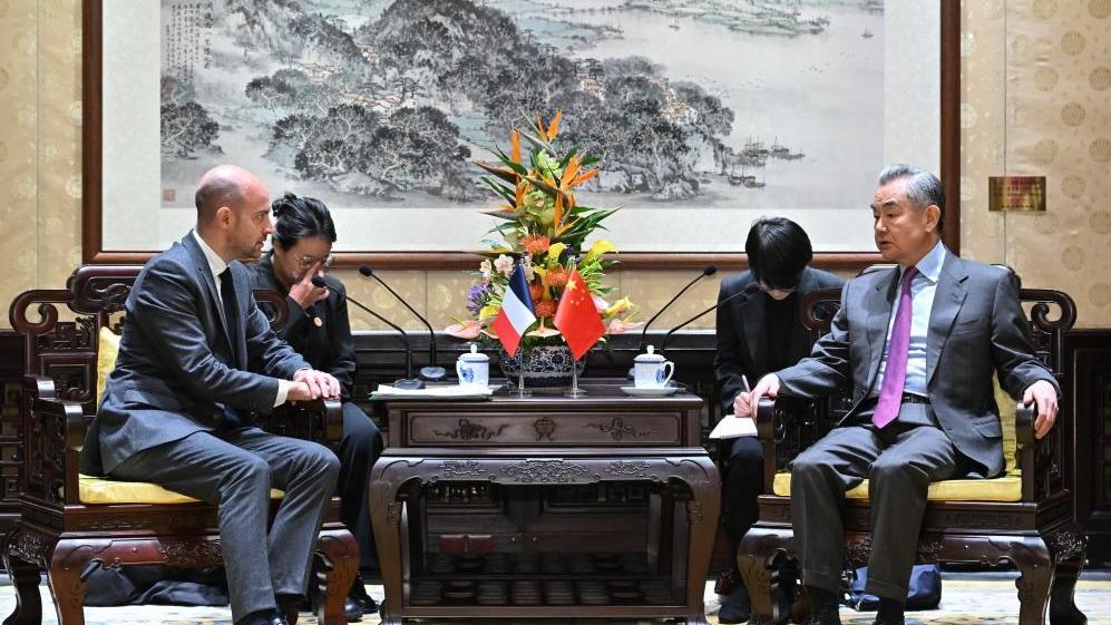 Chinese FM meets with French FM