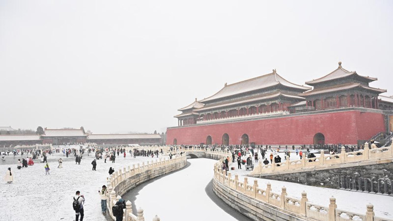 Beijing witnesses first snowfall this winter