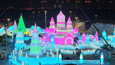 Ice and Snow World in Harbin enters final stage of construction