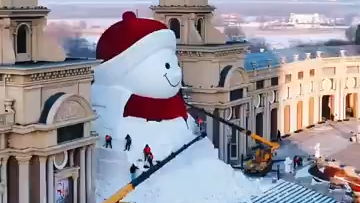 Workers build giant snowman in Harbin