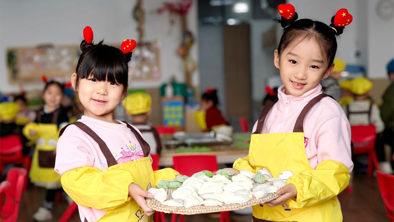 Children at kindergarten in N China learn to make dumplings ahead of Winter Solstice