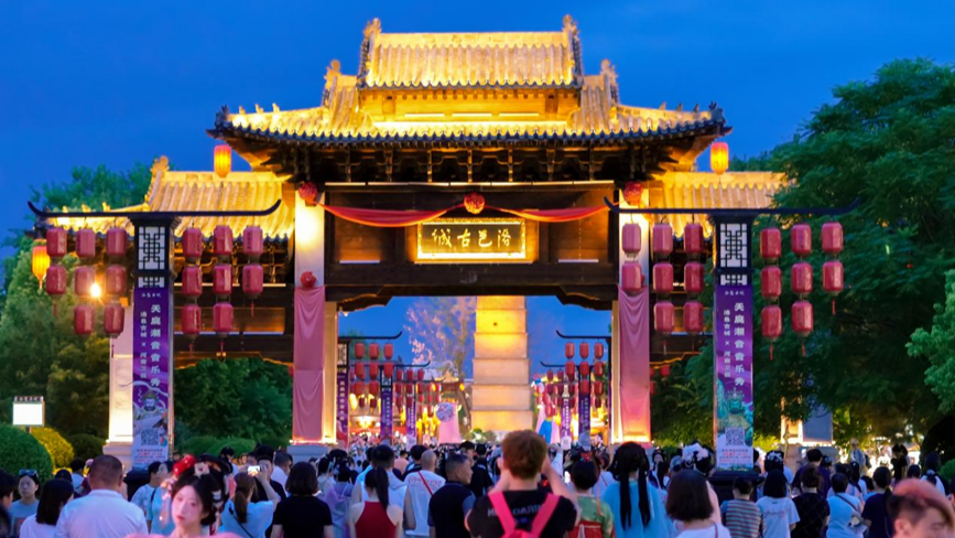 Hanfu culture draws tourists to C China's Luoyang