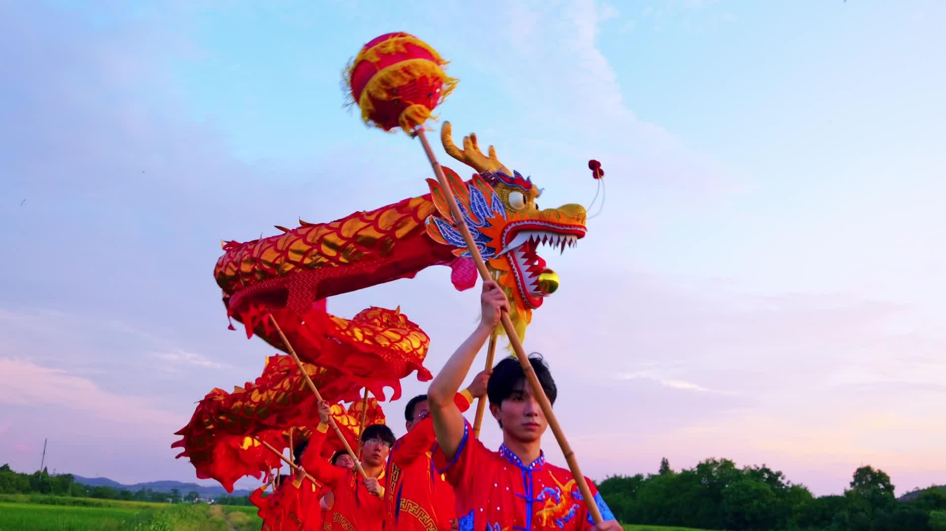 Int'l youths meet Chinese intangible cultural heritage in E China's Jiangxi