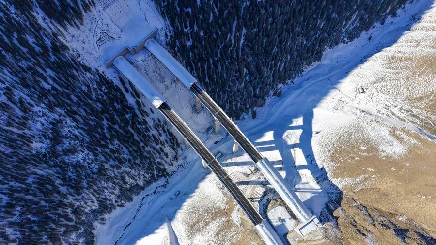 World's longest expressway tunnel opens to traffic in Xinjiang