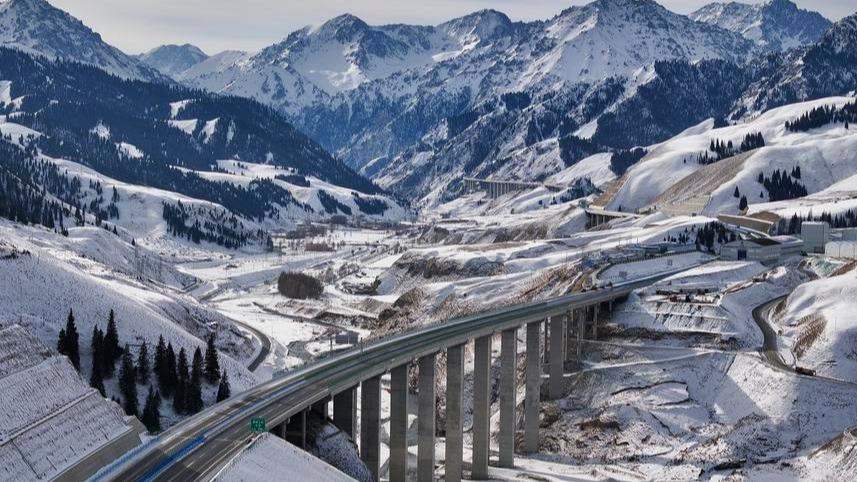 World's longest expressway tunnel opens to traffic in Xinjiang
