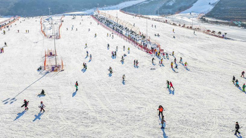 People enjoy winter leisure time across China