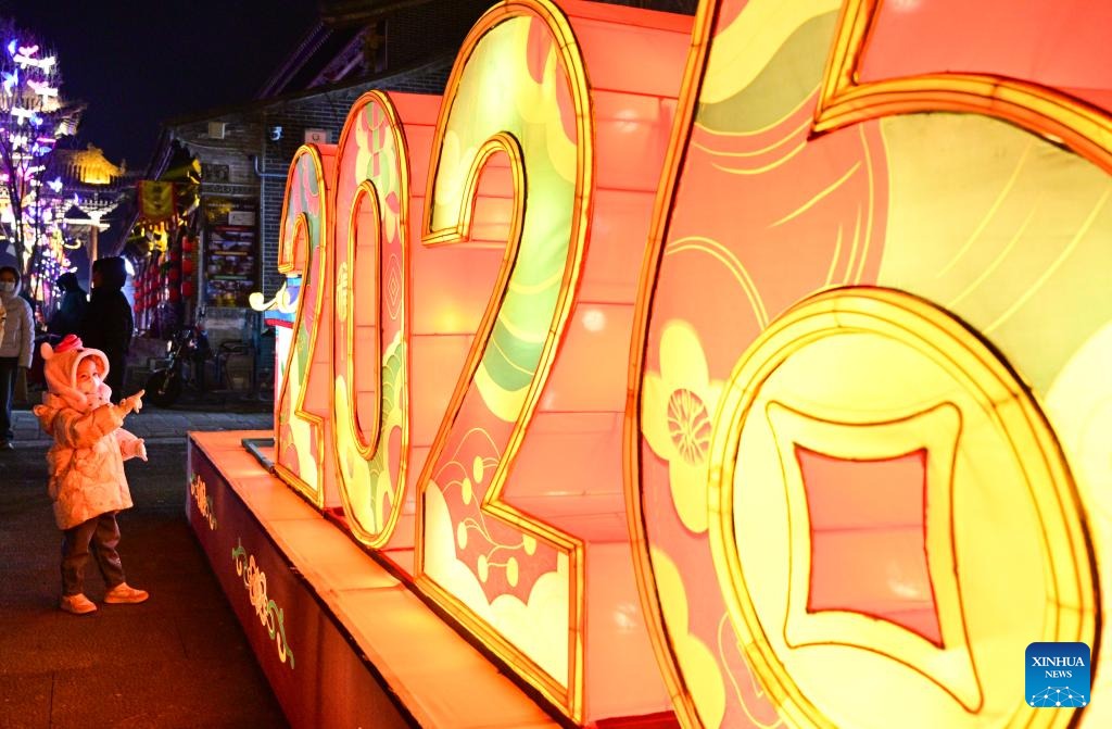 People enjoy new year holiday across China