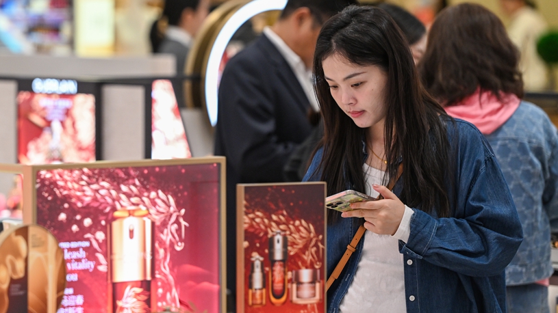 New Year holiday duty-free sales surge 128.9 pct on China's resort island