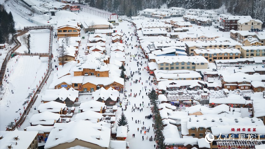 Mesmerizing winter scenery draws crowds to China's 'Snow Town'