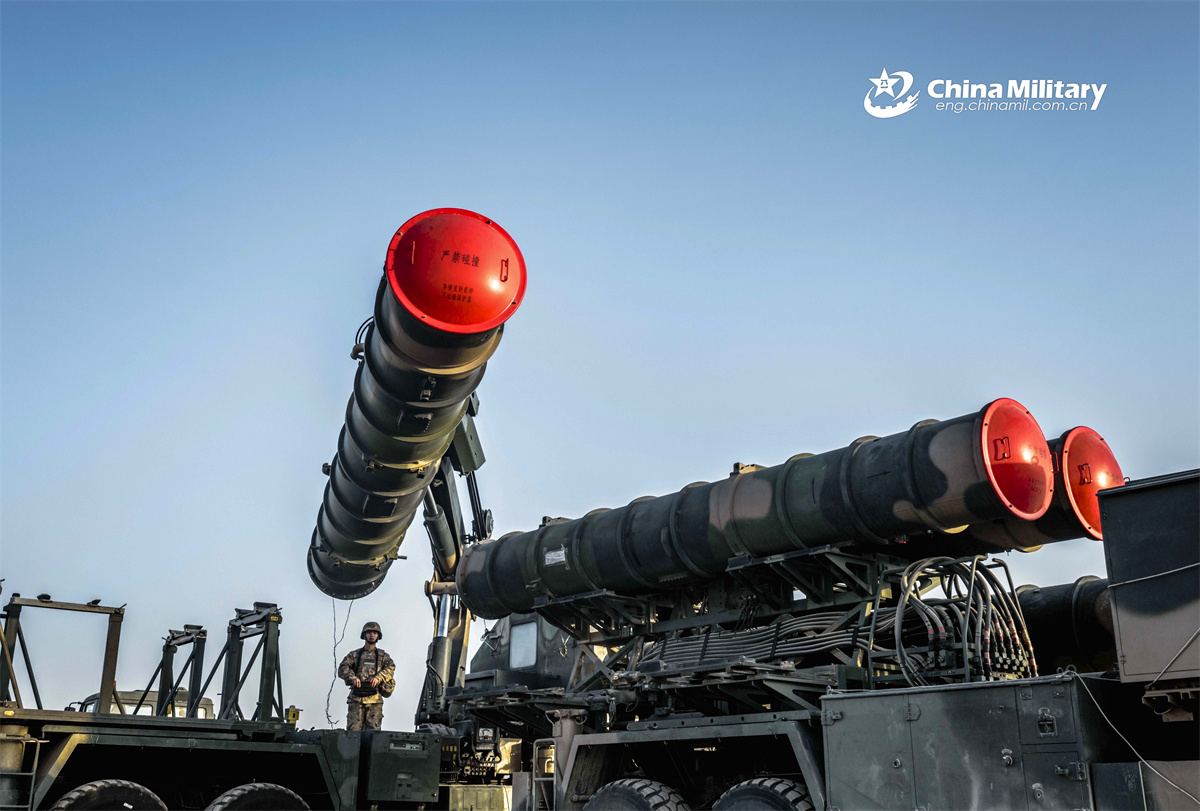 Soldiers assigned to a unit under the Chinese PLA Air Force hoist and load the HQ-9 surface-to-air missile system onto the missile launching vehicle during a multi-subject training exercise in early January, 2026. (eng.chinamil.com.cn/Photo by Chen Yi)
