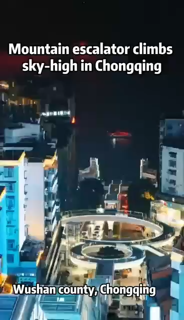 Mountain escalator climbs sky-high in Chongqing