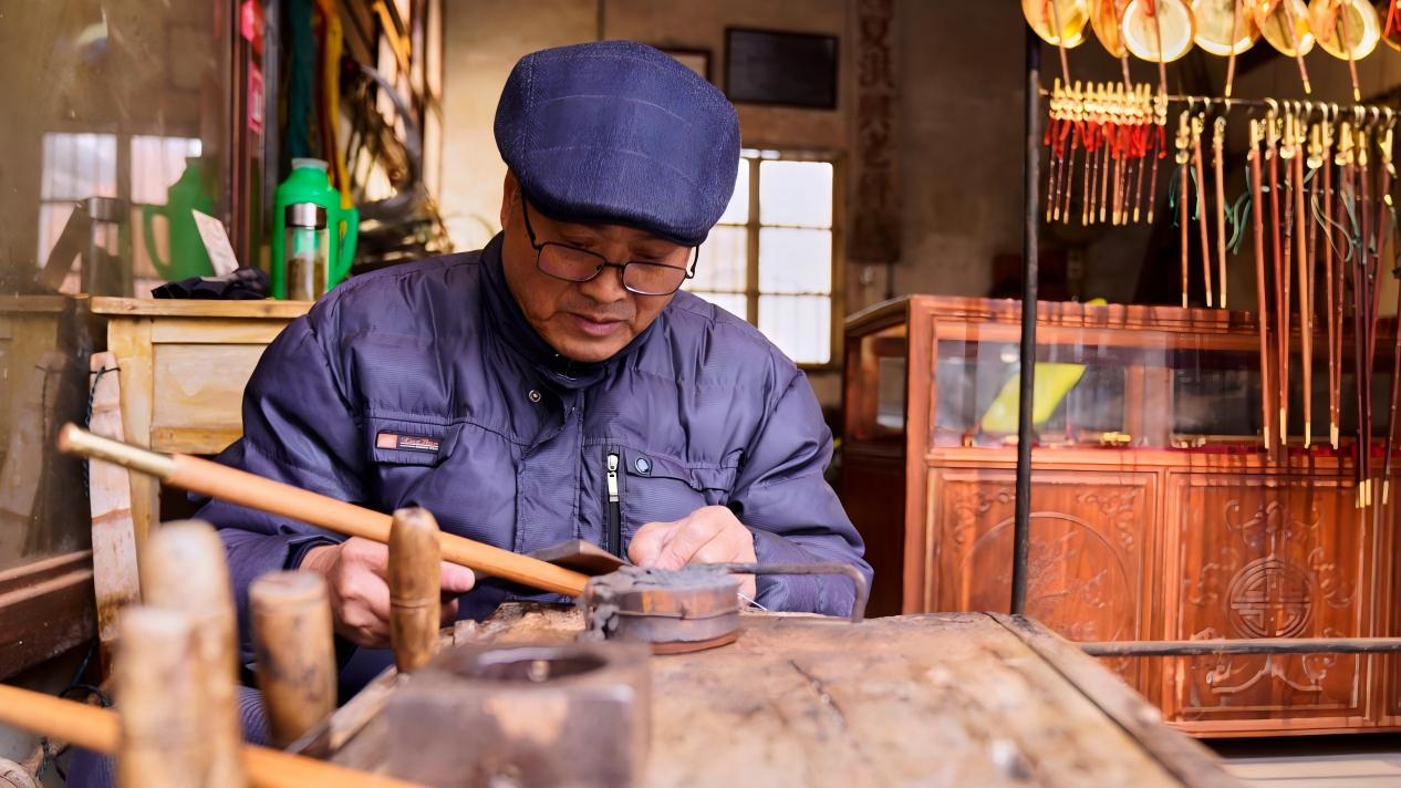 Artisan dedicated to reviving handmade steelyard techniques in E China's Anhui
