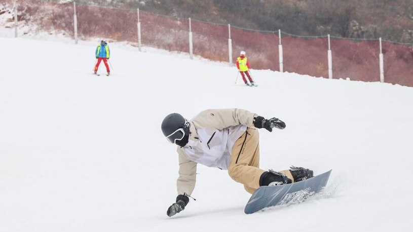Capturing winter memories in north China Olympic ski town