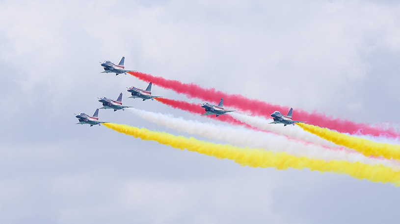 PLA Bayi Aerobatic Team conducts training for 10th Singapore Airshow