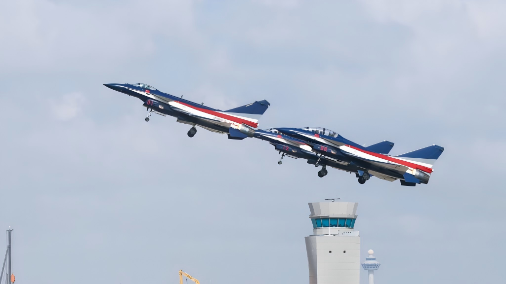 Chinese PLA aerobatic team conducts validation flight ahead of Singapore Airshow