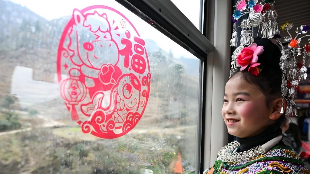 New Year market introduced on train No. 5640 in China's Guizhou