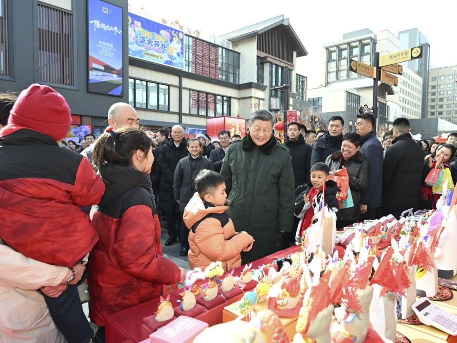 President Xi visits people ahead of Spring Festival